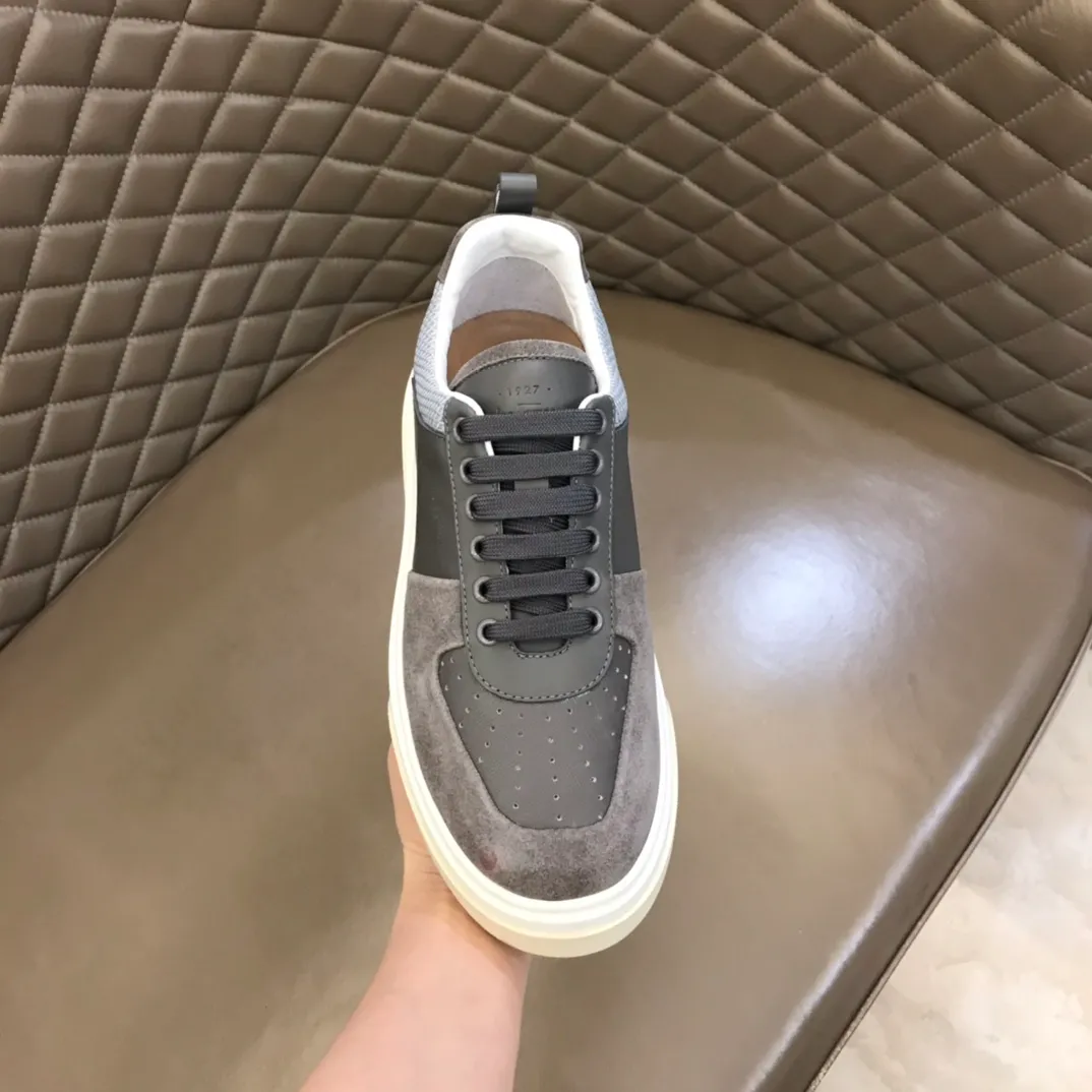 p420 "Salvatore Ferraga**" men's low-cut fashion sneakers. This casual shoe has a novel structure and is made of soft calfskin. The contrasting color elements on the upper highlight the bold and avant-garde atmosphere. The first-layer cowhide lining is high-end and comfortable. Energetic and fresh, these shoes can be worn with casual looks or add a touch of street style to elegant trousers.  Size: 38-44